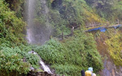 Водоспад просто біля стежки
